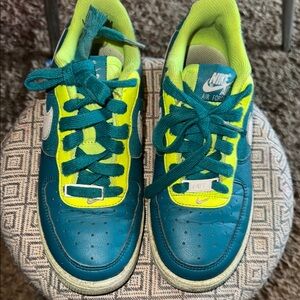 Nike Blue and Green Sneakers Vibrant Style